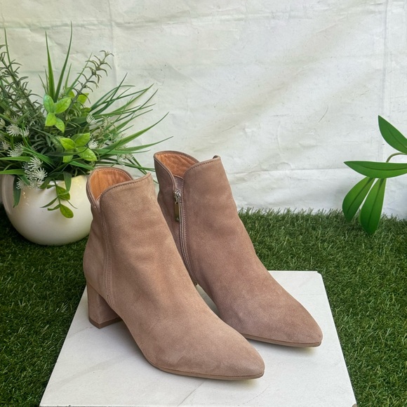 AQUATALIA
Kaylani Pointed Toe Booties Suede Taupe Tan size US 6
$395 - Picture 12 of 13